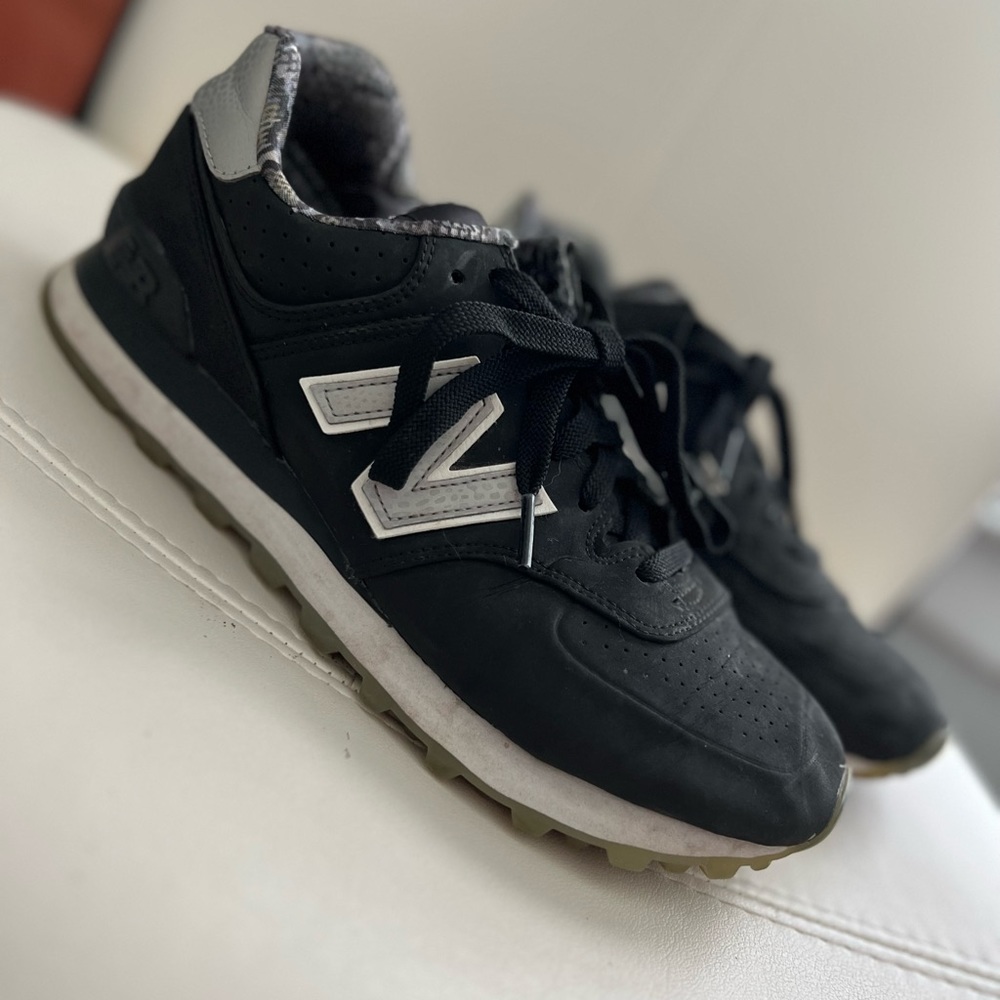 New Balance Womens Sneakers size 8.5 black and silver